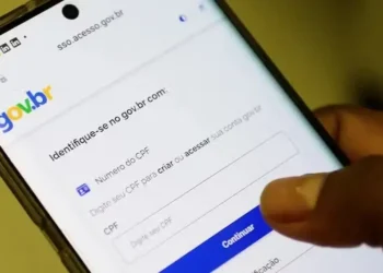 Pessoa acessa a página de login do Gov.br pelo celular para utilizar serviços públicos digitais.