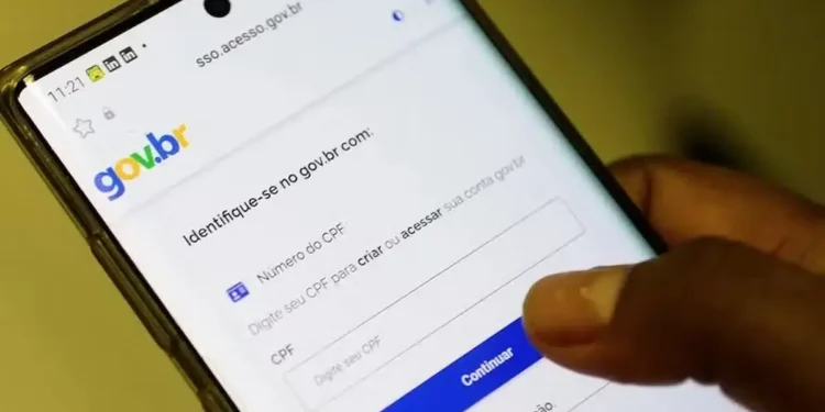 Pessoa acessa a página de login do Gov.br pelo celular para utilizar serviços públicos digitais.