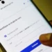Pessoa acessa a página de login do Gov.br pelo celular para utilizar serviços públicos digitais.