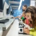 Estudante realiza atividade em laboratório universitário com microscópio durante aula prática de graduação.
