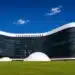 Fachada do Tribunal Superior Eleitoral em Brasília com a bandeira do Brasil ao lado, representando a criação do grupo de acompanhamento do uso de inteligência artificial e do combate às fake news nas Eleições 2026.