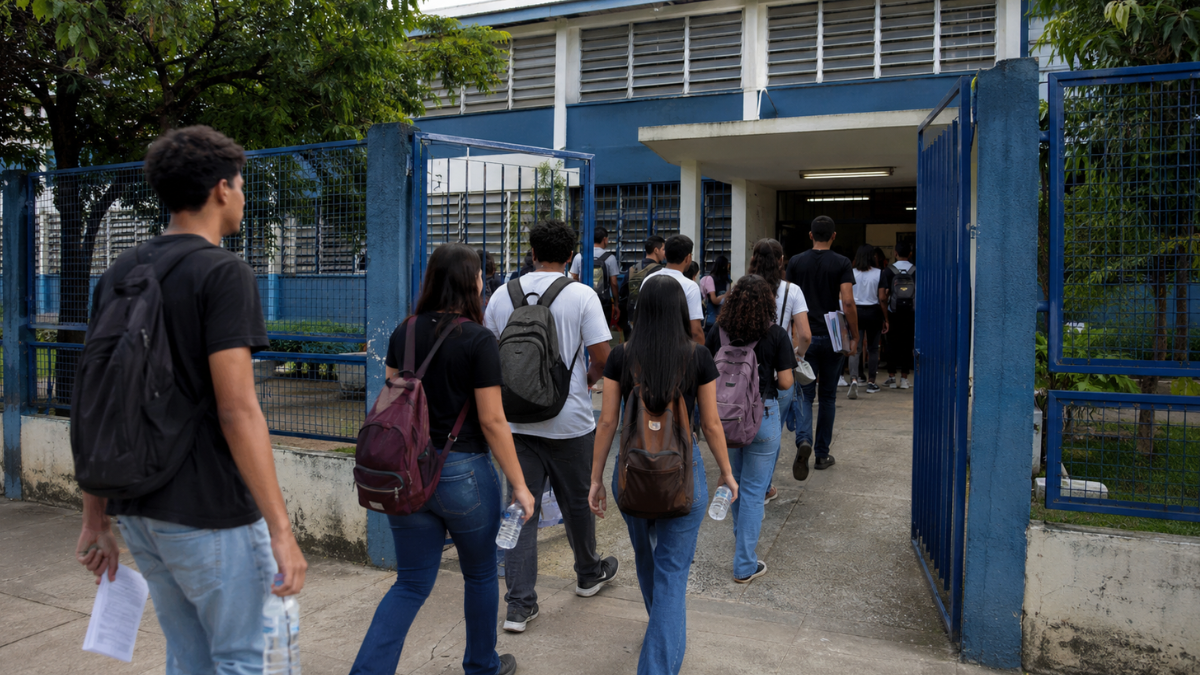 Participantes entram em escola pública para realizar as provas do Encceja 2026 neste domingo (23).