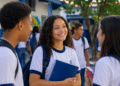 Estudantes conversam no pátio de uma escola pública, representando o avanço do Ideb na educação brasileira.