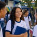 Estudantes conversam no pátio de uma escola pública, representando o avanço do Ideb na educação brasileira.