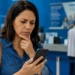 Mulher consulta celular em unidade de atendimento presencial do GOV.BR