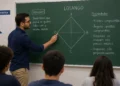 Professor explica o formato de um losango durante aula de matemática.