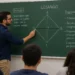 Professor explica o formato de um losango durante aula de matemática.
