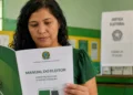 Eleitora consulta Manual do Eleitor divulgado pelo TSE com orientações para as eleições de 2026
