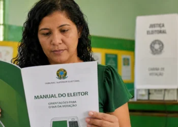 Eleitora consulta Manual do Eleitor divulgado pelo TSE com orientações para as eleições de 2026