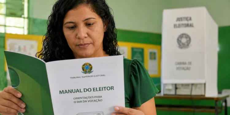 Eleitora consulta Manual do Eleitor divulgado pelo TSE com orientações para as eleições de 2026