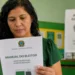 Eleitora consulta Manual do Eleitor divulgado pelo TSE com orientações para as eleições de 2026