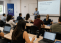 Estudantes participando de aula de mestrado profissional em universidade.
