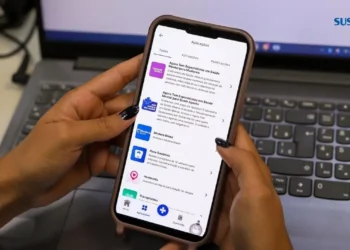 Mulher acessa o serviço Acolhe Mais pelo aplicativo Meu SUS Digital no celular.