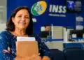 Mulher com documentos aguarda atendimento em agência do INSS para tratar da aposentadoria