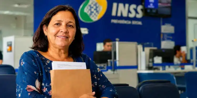 Mulher com documentos aguarda atendimento em agência do INSS para tratar da aposentadoria