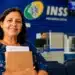 Mulher com documentos aguarda atendimento em agência do INSS para tratar da aposentadoria