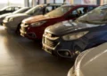 Carros em concessionária representando o aumento do limite de financiamento de veículos para R$ 200 mil.