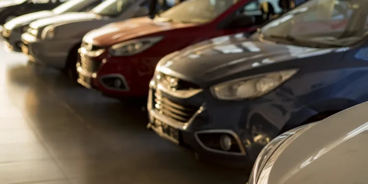 Carros em concessionária representando o aumento do limite de financiamento de veículos para R$ 200 mil.