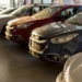 Carros em concessionária representando o aumento do limite de financiamento de veículos para R$ 200 mil.