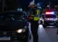 Motorista é abordado por policial durante blitz da Lei Seca à noite