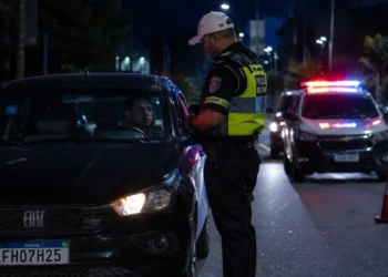 Motorista é abordado por policial durante blitz da Lei Seca à noite