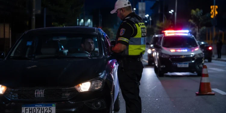 Motorista é abordado por policial durante blitz da Lei Seca à noite