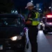 Motorista é abordado por policial durante blitz da Lei Seca à noite