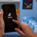 Criança acessa o TikTok pelo celular em contexto de proteção de dados de menores.
