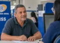 Segurado recebe atendimento em agência do INSS durante mutirão de serviços previdenciários