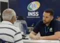 Atendimento em agência do INSS, representando mutirão com mais de 10 mil vagas para perícias e avaliações.