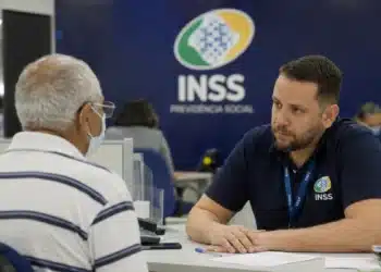 Atendimento em agência do INSS, representando mutirão com mais de 10 mil vagas para perícias e avaliações.