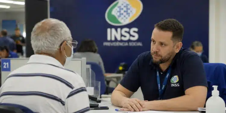 Atendimento em agência do INSS, representando mutirão com mais de 10 mil vagas para perícias e avaliações.
