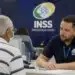 Atendimento em agência do INSS, representando mutirão com mais de 10 mil vagas para perícias e avaliações.