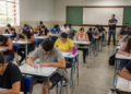 Candidatos realizam prova em sala de aula durante processo seletivo do Concurso Público Nacional Unificado.