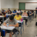 Candidatos realizam prova em sala de aula durante processo seletivo do Concurso Público Nacional Unificado.