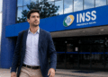 Pessoa em frente à agência do INSS representando a nomeação de aprovados no CNU 2ª edição para cargos no órgão.