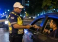 Agente de trânsito aborda motorista durante fiscalização noturna da Lei Seca