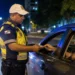 Agente de trânsito aborda motorista durante fiscalização noturna da Lei Seca