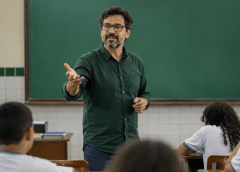 Professor ministra aula em instituto federal após autorização do MEC para criação de mais de 900 cargos docentes.