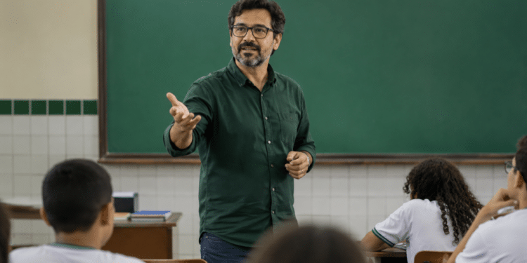 Professor ministra aula em instituto federal após autorização do MEC para criação de mais de 900 cargos docentes.