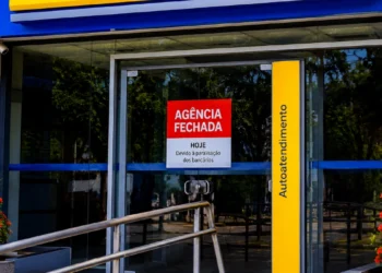 Fachada de agência bancária fechada com aviso sobre paralisação dos bancários nesta quinta-feira (20).