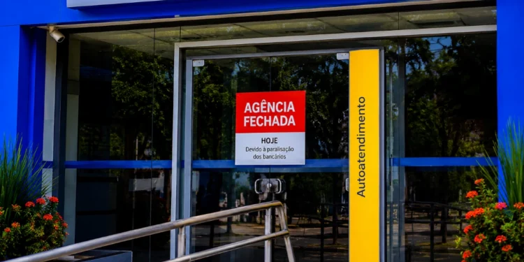 Fachada de agência bancária fechada com aviso sobre paralisação dos bancários nesta quinta-feira (20).