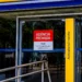 Fachada de agência bancária fechada com aviso sobre paralisação dos bancários nesta quinta-feira (20).