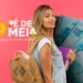 Imagem mostra uma estudante com mochila e materiais escolares ao lado da identidade visual do programa Pé-de-Meia, representando o pagamento da parcela de agosto do benefício para alunos do ensino médio público.