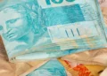 Notas de real representam os pagamentos do Pé-de-Meia de agosto de 2026 para estudantes.