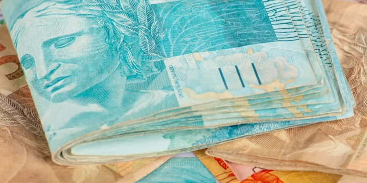 Notas de real representam os pagamentos do Pé-de-Meia de agosto de 2026 para estudantes.