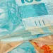Notas de real representam os pagamentos do Pé-de-Meia de agosto de 2026 para estudantes.