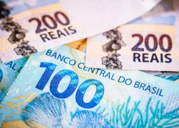 Cédulas de real representam os pagamentos do programa Pé-de-Meia previstos para agosto de 2026.