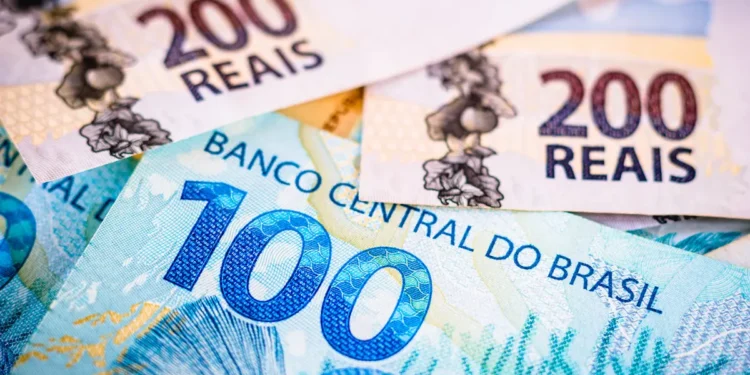 Cédulas de real representam os pagamentos do programa Pé-de-Meia previstos para agosto de 2026.