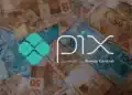 Imagem do Pix com cédulas de real ao fundo representando estudo do Banco Central para conexão com sistemas de pagamentos internacionais.